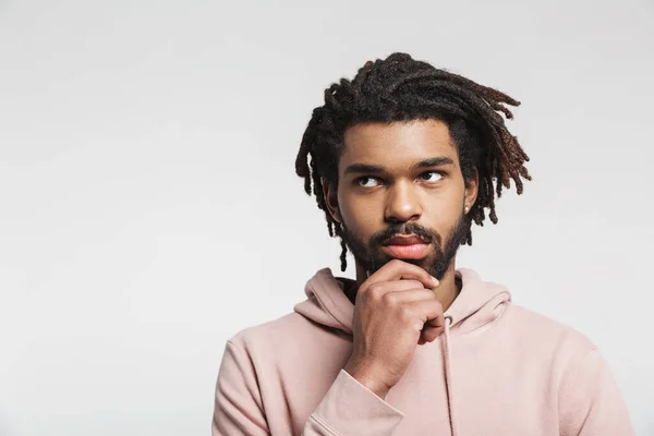 Retrato Jovem Africano Pensativo Usando Capuz Isolado Sobre Fundo Branco — Fotografia de Stock