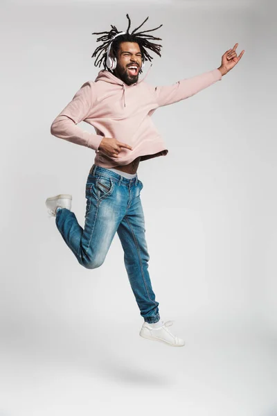 Retrato Comprimento Total Jovem Africano Alegre Usando Capuz Pulando Isolado — Fotografia de Stock