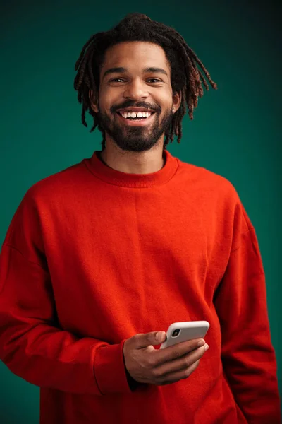 快乐的非洲裔美国人的画像 笑着用绿色背景隔离的手机 — 图库照片
