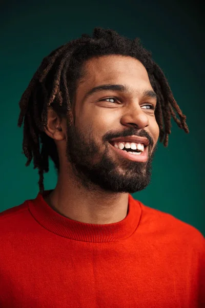 Porträt Eines Fröhlichen Afrikanisch Amerikanischen Mannes Der Lacht Und Isoliert — Stockfoto