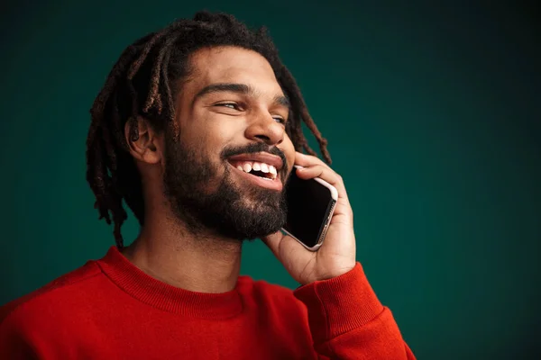 Portret Van Vrolijke Afrikaan Amerikaanse Man Lachen Praten Mobiele Telefoon — Stockfoto