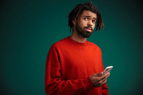 Retrato Hombre Afroamericano Infeliz Usando Teléfono Celular Mirando Cámara Aislada — Foto de Stock