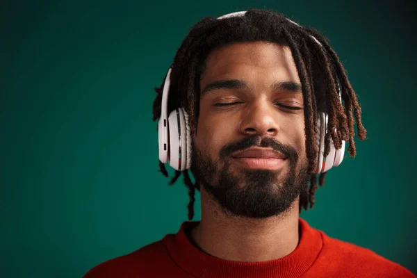Retrato Homem Afro Americano Satisfeito Sorrindo Usando Fones Ouvido Sem — Fotografia de Stock