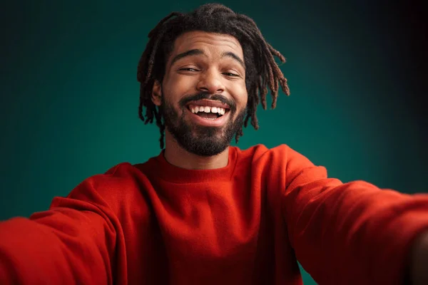 Portrait Joyful African American Man Laughing While Taking Selfie Photo — Stock Photo, Image