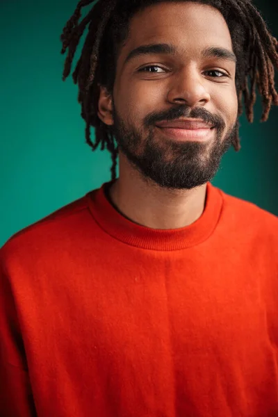 Close Retrato Jovem Africano Sorridente Vestindo Pulôver Isolado Sobre Fundo — Fotografia de Stock