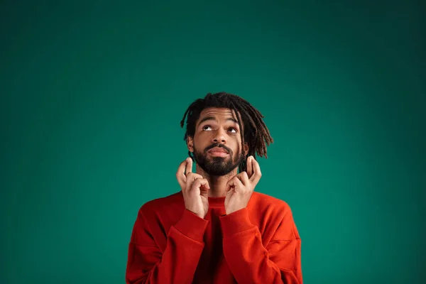 Ritratto Giovane Africano Che Indossa Pullover Isolato Sfondo Verde Tenendo — Foto Stock