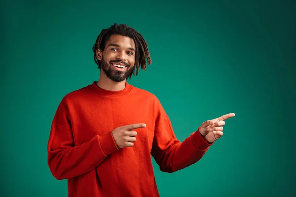 Ritratto Giovane Africano Sorridente Che Indossa Pullover Piedi Isolato Sfondo — Foto Stock