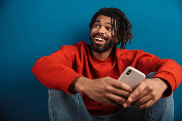 Close Portret Van Een Lachende Jonge Afrikaanse Man Met Een — Stockfoto