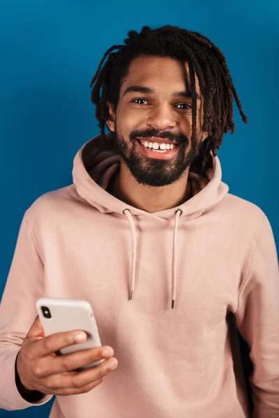 Retrato Del Alegre Hombre Afroamericano Riendo Usando Teléfono Celular Aislado — Foto de Stock