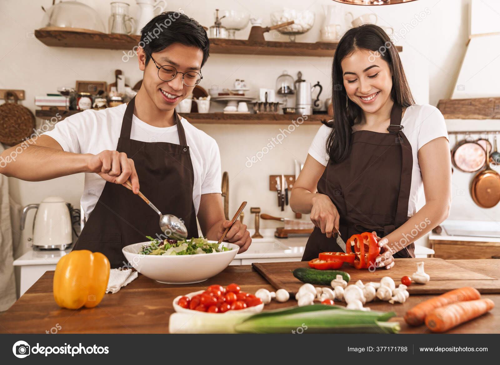 Готовка на кухне. She cook dinner when i. Мужчина и женщина на кухне. Женщина на кухне. Женщина готовит, мужчина ее обнимает.