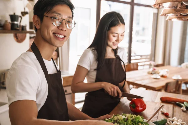 Imagem Jovem Casal Multicultural Aventais Rindo Fazendo Almoço Cozinha Acolhedora — Fotografia de Stock