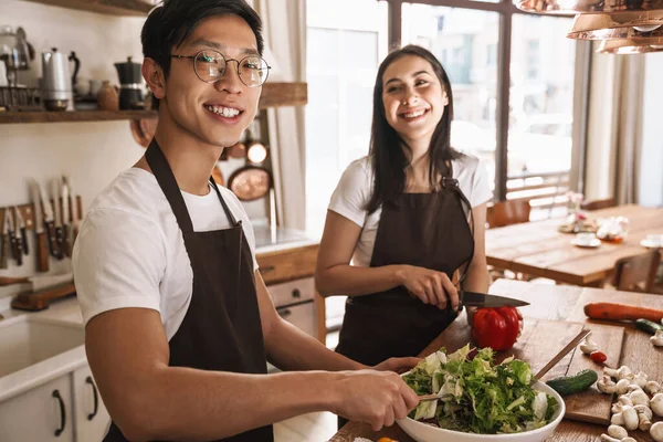 Beeld Van Jong Multicultureel Koppel Schorten Lachend Lunch Makend Gezellige — Stockfoto