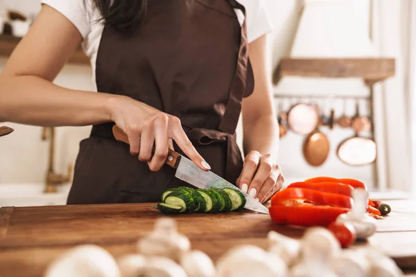 Zugeschnittenes Bild Einer Kaukasischen Frau Schürze Die Gemüse Schneidet Während — Stockfoto