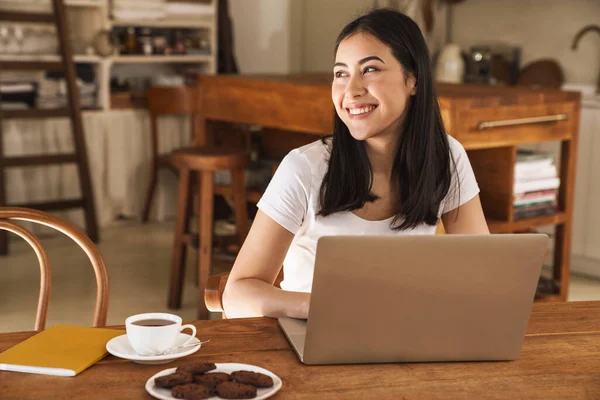 Bild Kaukasiska Glad Kvinna Ler Och Använder Laptop När Sitter — Stockfoto