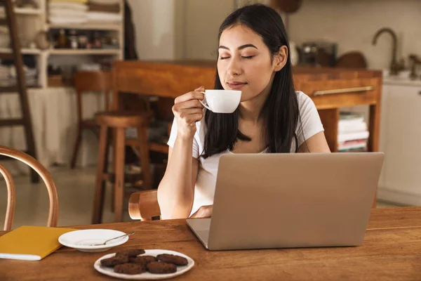 Bild Kaukasiska Glad Kvinna Dricka Och Använda Laptop När Sitter — Stockfoto