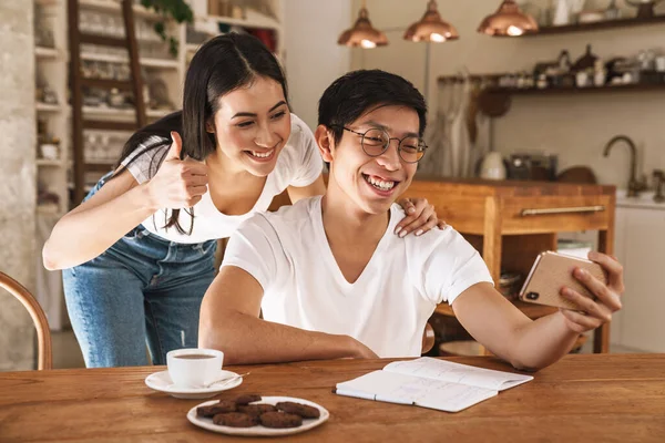 Imagen Una Pareja Sonriente Multicultural Tomando Una Foto Selfie Teléfono — Foto de Stock