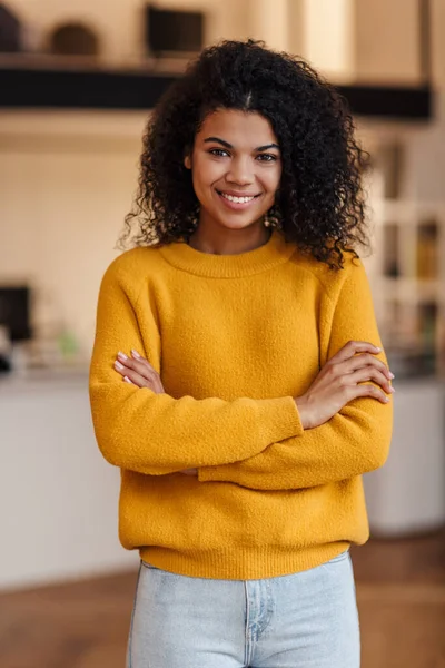 Imagem Mulher Americana Africana Feliz Sorrindo Olhando Para Câmera Sala — Fotografia de Stock