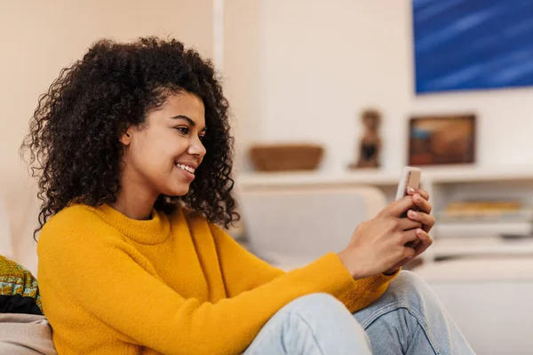 Imagem Uma Mulher Afro Americana Sorrindo Usando Celular Enquanto Estava — Fotografia de Stock