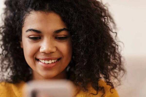 Immagine Primo Piano Della Gioiosa Donna Afroamericana Che Usa Cellulare — Foto Stock