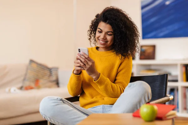 Bild Einer Lächelnden Afroamerikanerin Die Ihr Handy Benutzt Während Sie — Stockfoto