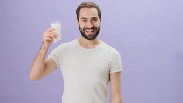 Ein Freundlicher Junger Mann Weißen Shirt Zeigt Ein Glas Milch — Stockvideo
