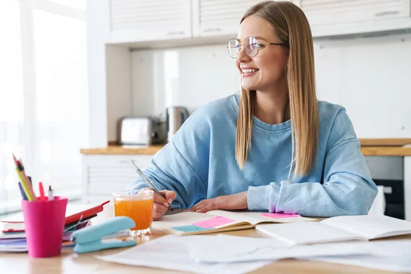 Imagem Mulher Encantadora Satisfeita Óculos Sorrindo Enquanto Estudava Com Cadernos — Fotografia de Stock