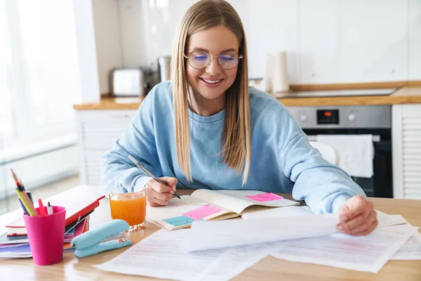 Image Charmante Femme Heureuse Dans Des Lunettes Souriant Tout Étudiant — Photo