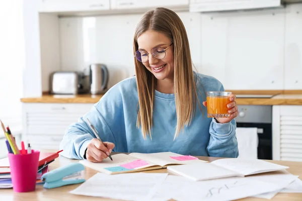 Bild Einer Lächelnden Charmanten Frau Mit Brille Die Saft Trinkt — Stockfoto