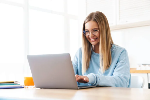 Imagem Mulher Encantadora Alegre Óculos Sorrindo Enquanto Trabalhava Com Laptop — Fotografia de Stock