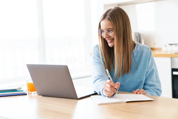 Beeld Van Vrolijke Charmante Vrouw Brillen Notities Maken Planner Tijdens — Stockfoto