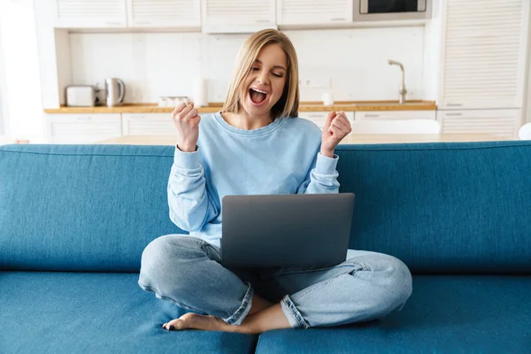 Imagen Linda Mujer Emocionada Usando Ordenador Portátil Haciendo Gesto Ganador —  Fotos de Stock