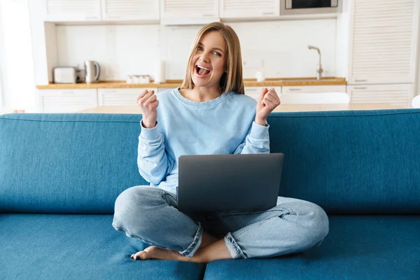 Imagen Linda Mujer Emocionada Usando Ordenador Portátil Haciendo Gesto Ganador —  Fotos de Stock