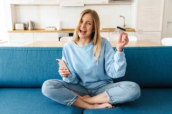 Imagen Una Joven Sonriente Usando Teléfono Inteligente Sosteniendo Tarjeta Crédito —  Fotos de Stock