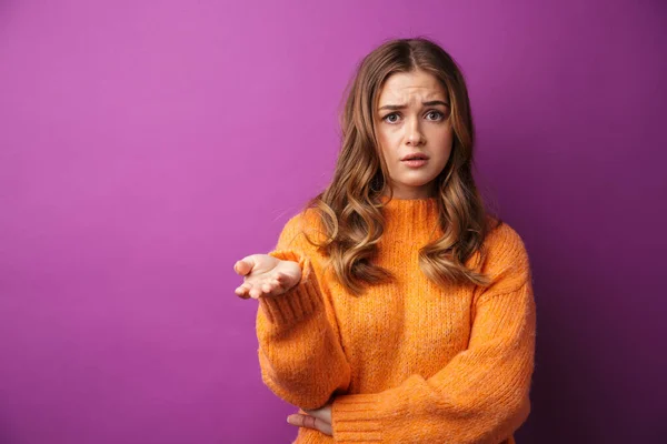 Retrato Uma Linda Garota Confusa Vestindo Suéter Isolado Sobre Fundo — Fotografia de Stock