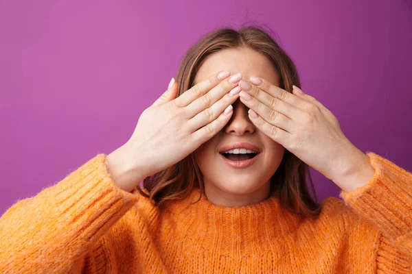 Retrato Uma Linda Menina Alegre Vestindo Suéter Isolado Sobre Fundo — Fotografia de Stock