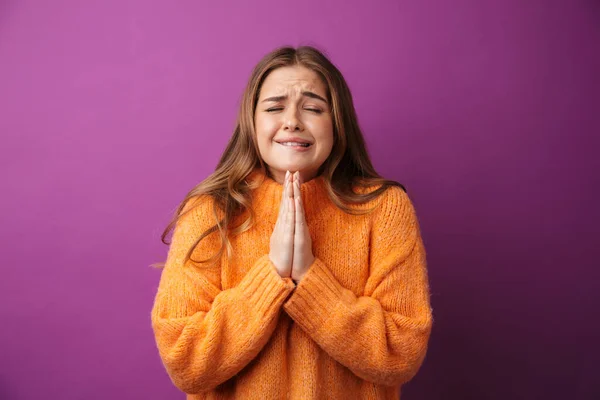 Retrato Una Encantadora Joven Con Suéter Pie Aislado Sobre Fondo — Foto de Stock