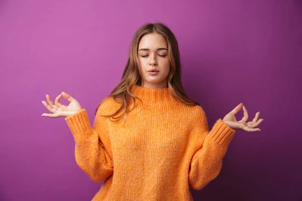 Retrato Uma Linda Menina Vestindo Suéter Isolado Sobre Fundo Violeta — Fotografia de Stock