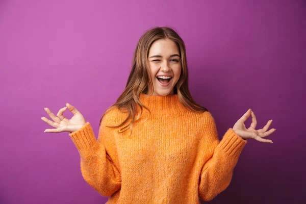 Obraz Szczęśliwej Młodej Kobiety Noszącej Sweter Medytującej Trzymaniem Palców Razem — Zdjęcie stockowe
