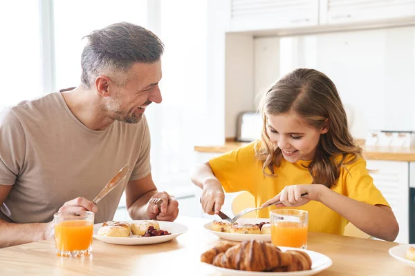 Foto Van Grappige Blanke Vader Dochter Lachen Tijdens Het Ontbijt — Stockfoto