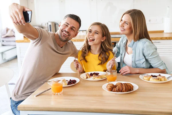 주방에서 식사를 하면서 스마트폰으로 셀카를 코카서스의 아름다운 — 스톡 사진
