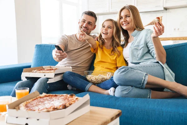 Zdjęcie Wesołej Pięknej Białej Rodziny Jedzącej Popcorn Pizzę Podczas Oglądania — Zdjęcie stockowe