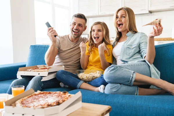 Foto Von Aufgeregten Schönen Kaukasischen Familie Essen Popcorn Und Pizza — Stockfoto