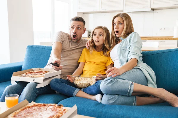 Foto Bela Família Caucasiana Assustada Comendo Pipoca Pizza Enquanto Assiste — Fotografia de Stock