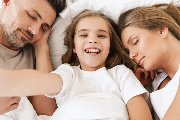 Photo Joyful Caucasian Girl Taking Selfie Photo While Lying Sleeping — Stock Photo, Image