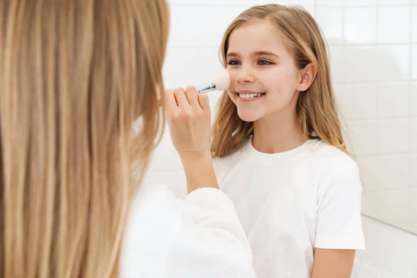 Foto Mãe Filha Caucasiana Agradada Sorrindo Fazer Maquiagem Banheiro Branco — Fotografia de Stock