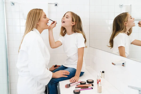 Photo Joyful Caucasian Mother Daughter Smiling While Doing Makeup White — Stock Photo, Image