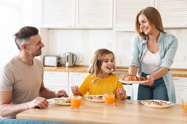 Photo Happy Caucasian Beautiful Family Smiling Eating Croissants While Having — Stock Photo, Image