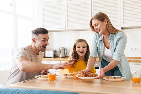 주방에서 식사를 하면서 코카서스 가족의 — 스톡 사진