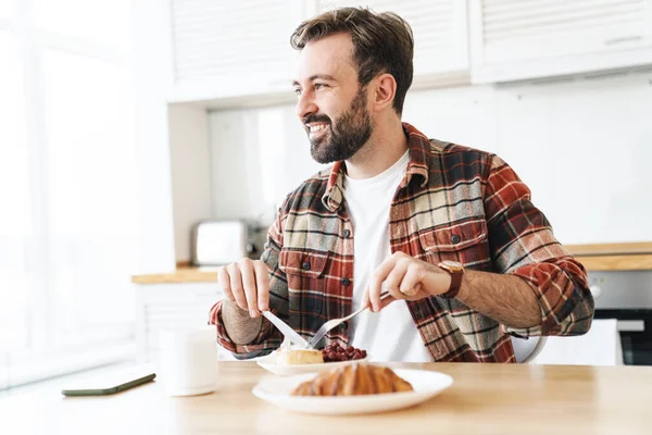 Portrait Joyful Bearded Man Smiling Eating Cake While Having Breakfast — Stock Photo, Image