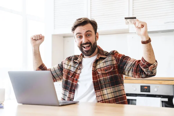 Porträtt Upphetsad Skäggig Man Med Kreditkort Och Göra Vinnaren Gest — Stockfoto